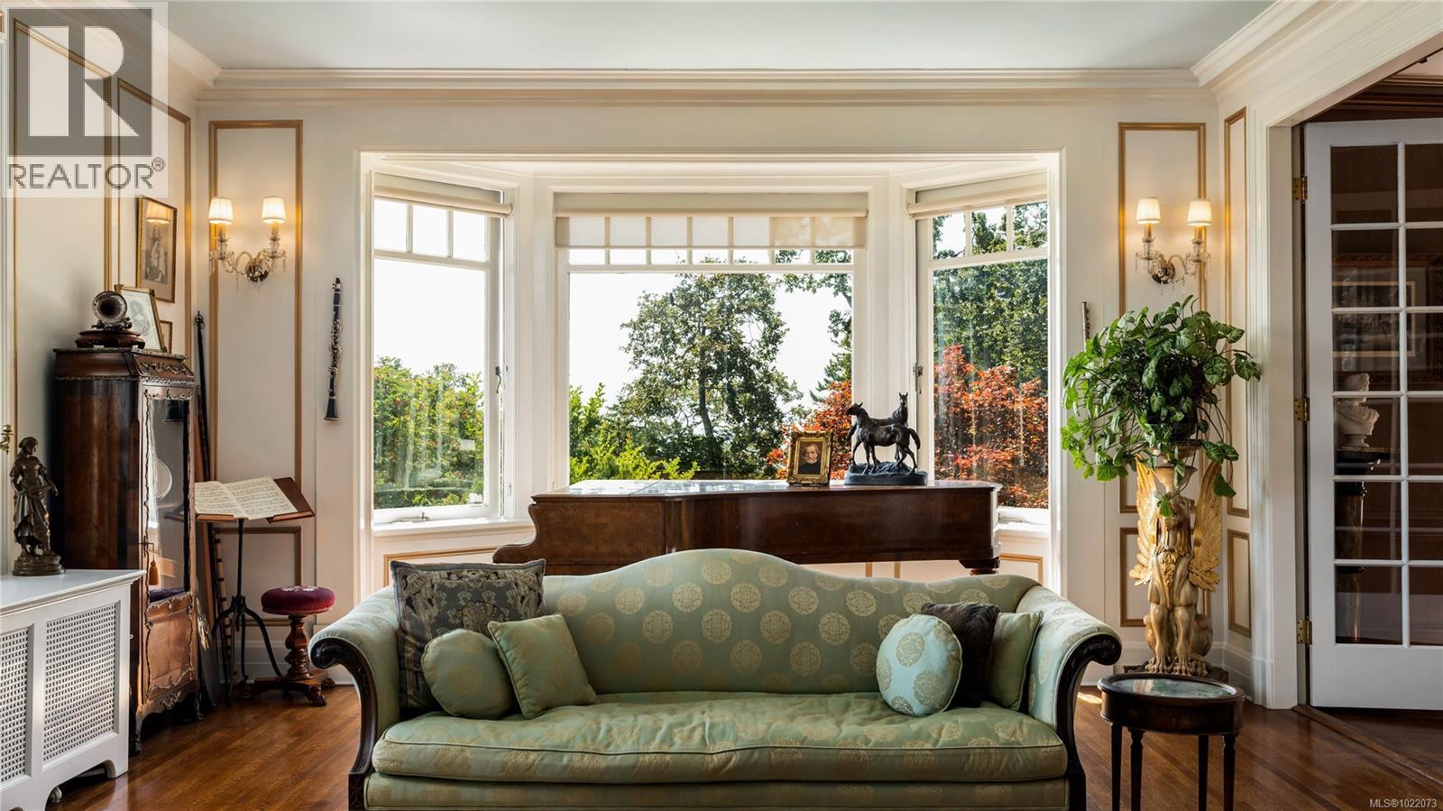  305 Denison Road, Oak Bay