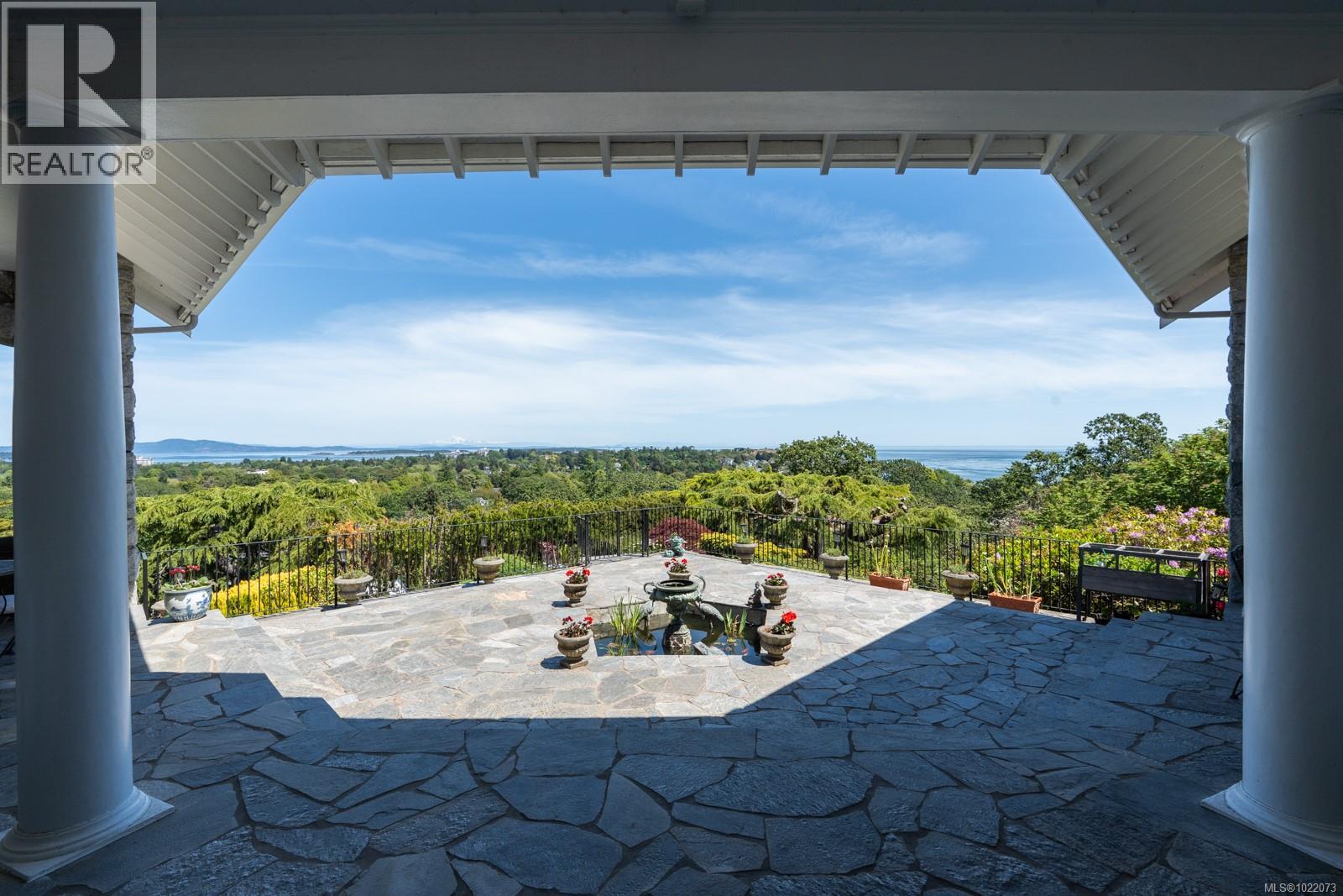  305 Denison Road, Oak Bay