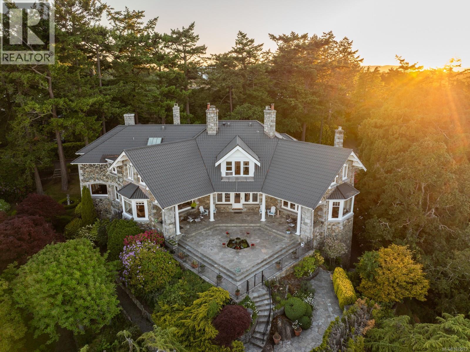  305 Denison Road, Oak Bay