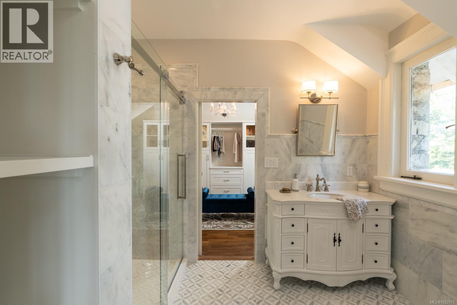  305 Denison Road, Oak Bay