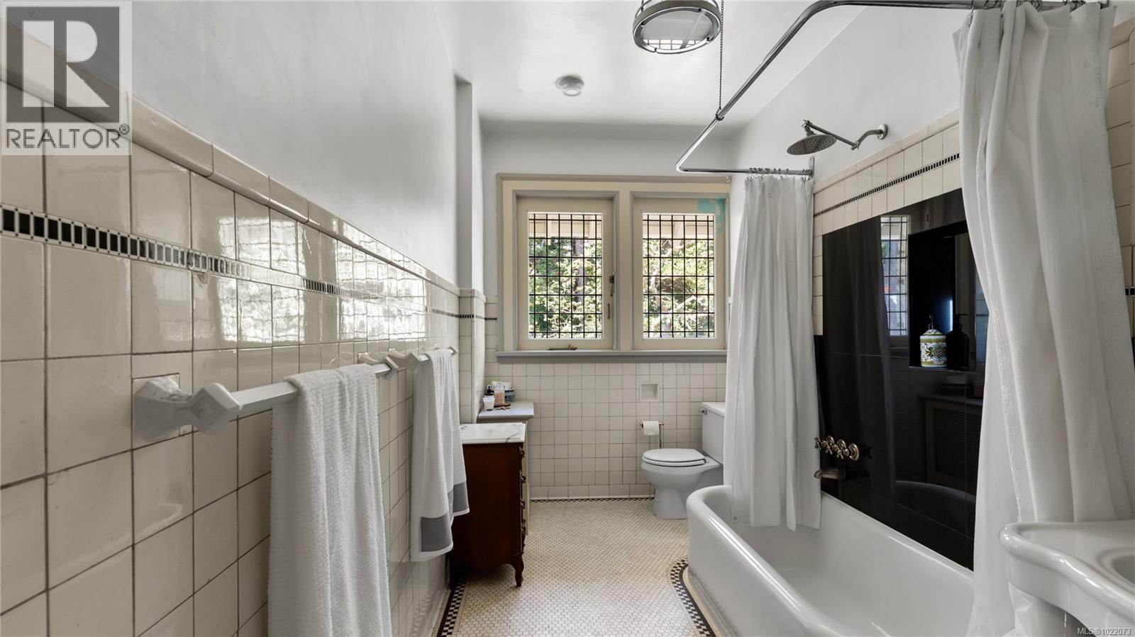  305 Denison Road, Oak Bay