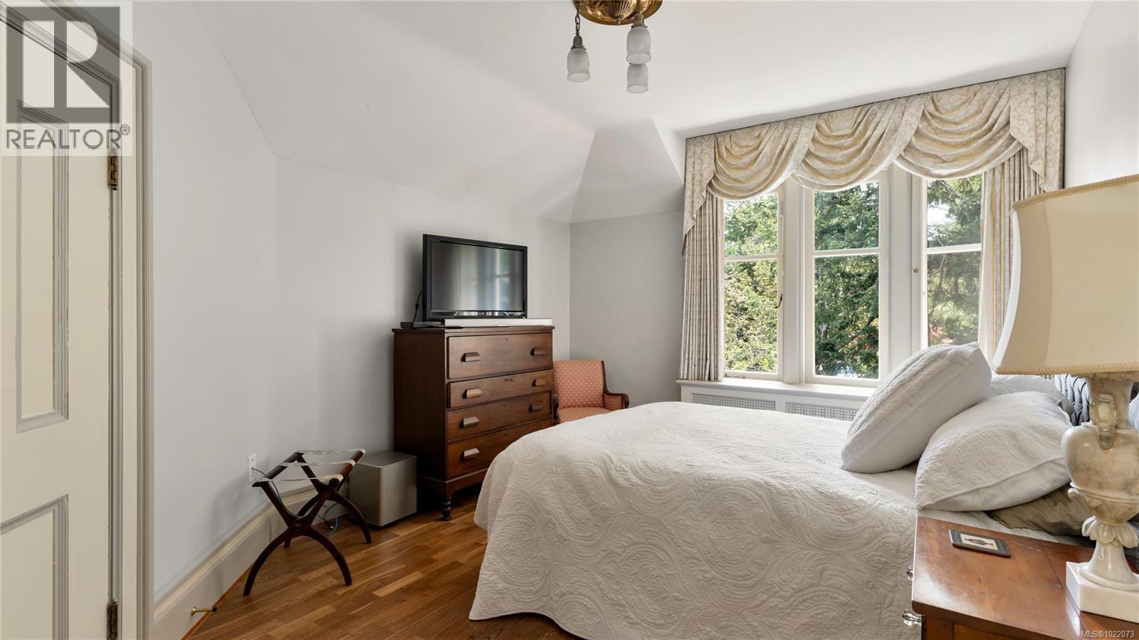  305 Denison Road, Oak Bay