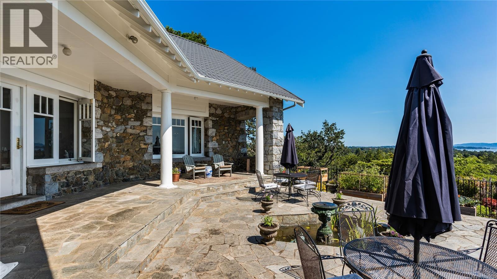  305 Denison Road, Oak Bay