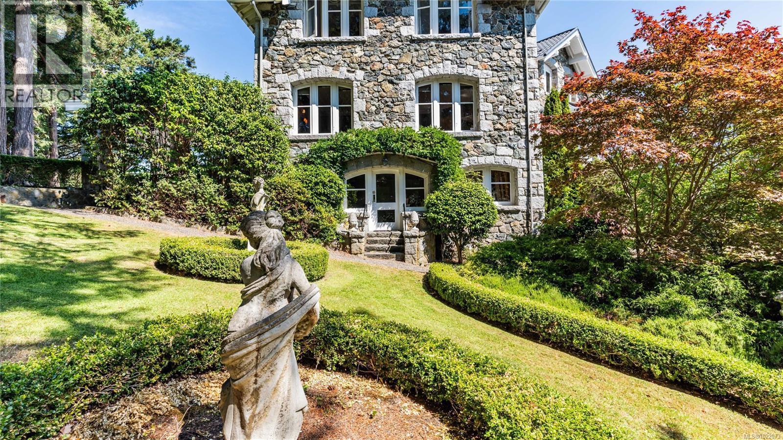  305 Denison Road, Oak Bay