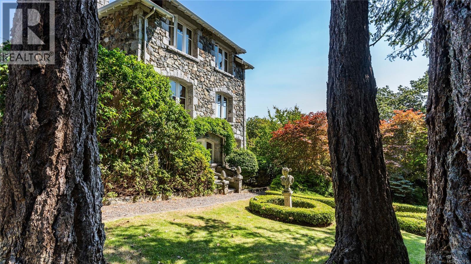  305 Denison Road, Oak Bay