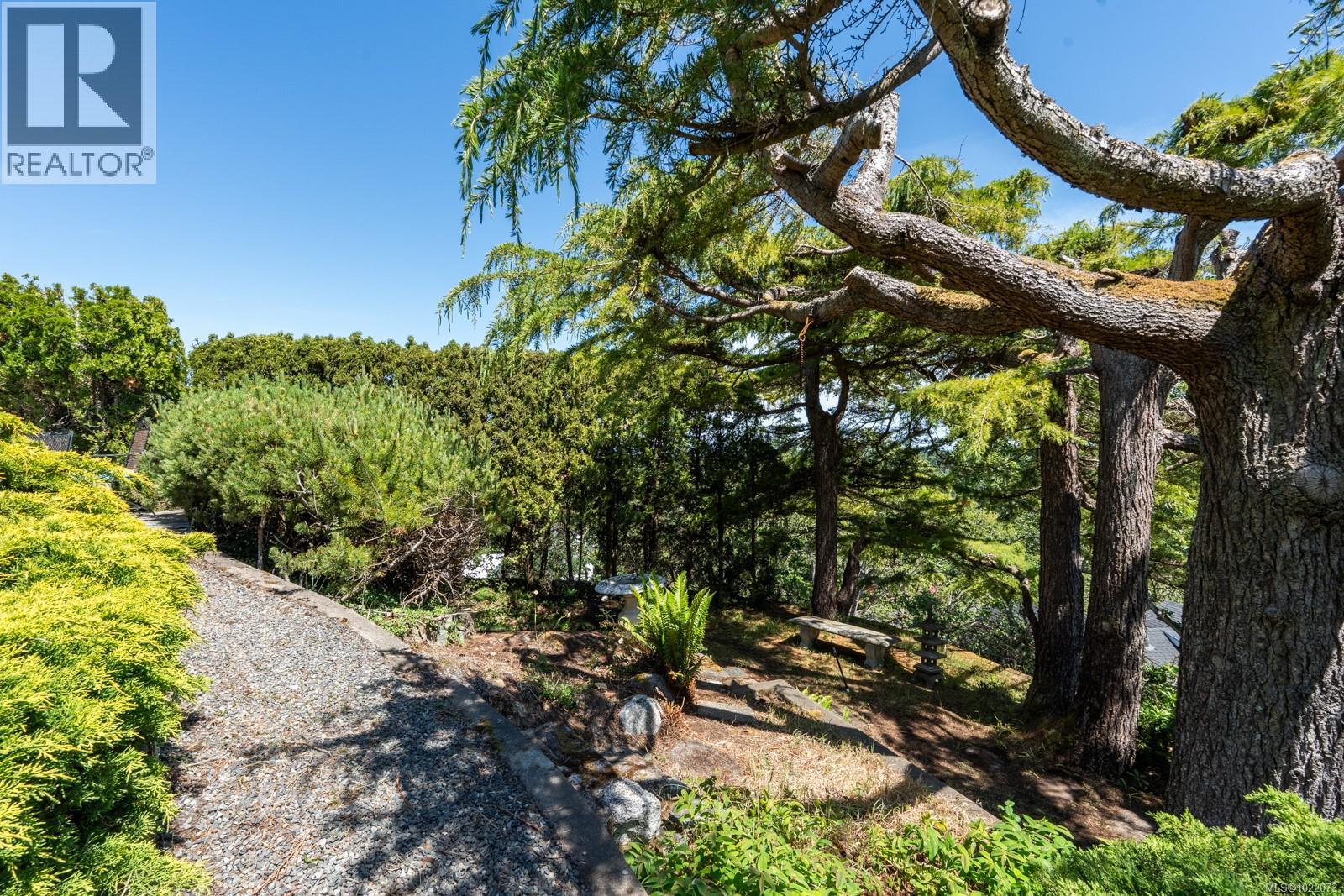  305 Denison Road, Oak Bay