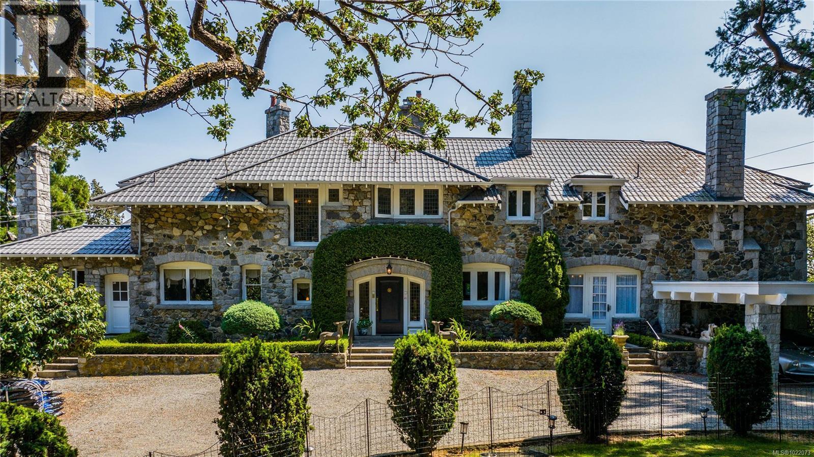  305 Denison Road, Oak Bay