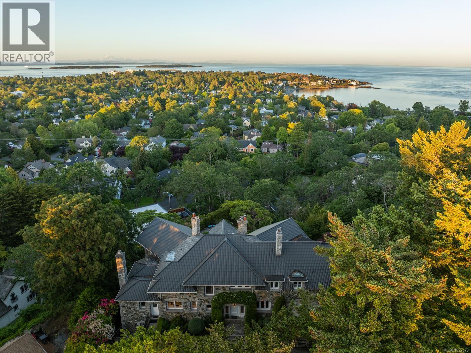  305 Denison Road, Oak Bay