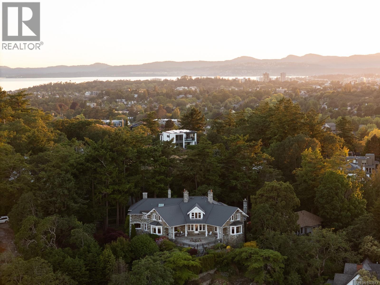  305 Denison Road, Oak Bay