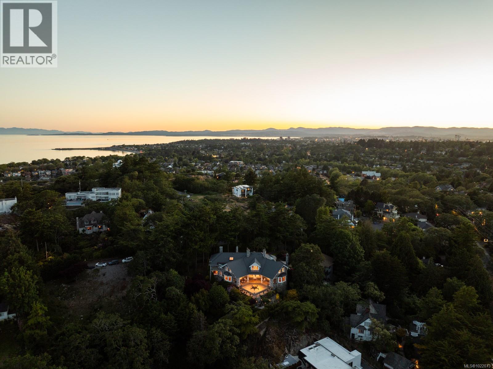  305 Denison Road, Oak Bay