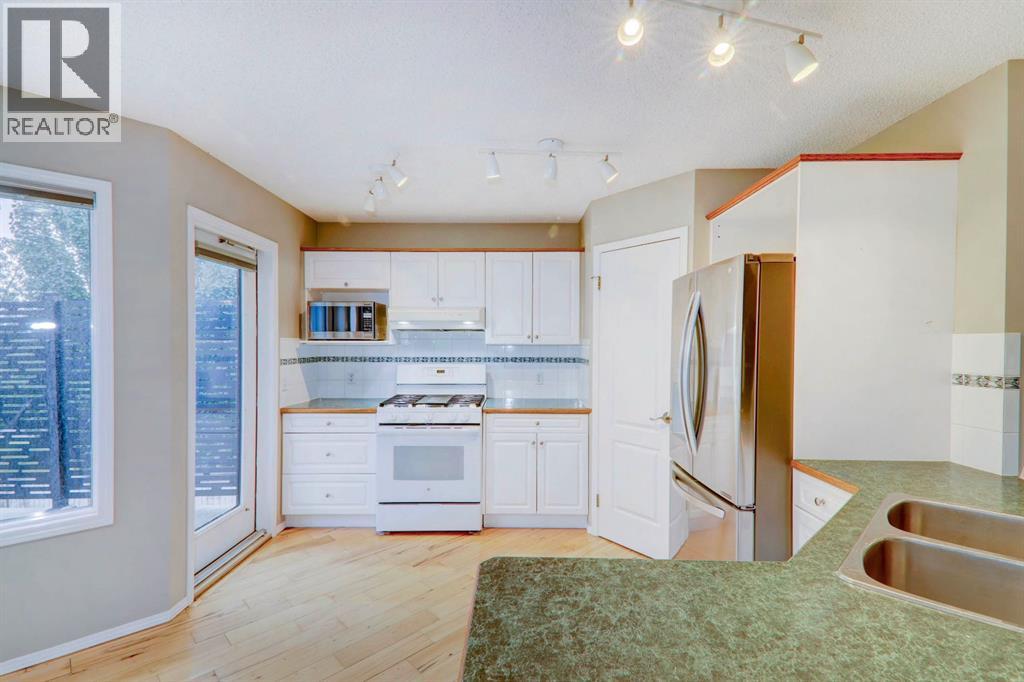 Single Family House for Sale in  Douglas Ridge Mews SE Douglasdale/Glen Calgary 