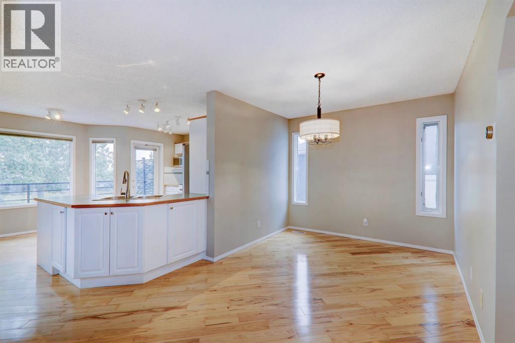 Single Family House for Sale in  Douglas Ridge Mews SE Douglasdale/Glen Calgary 