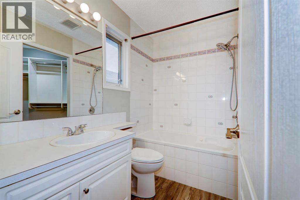 Single Family House for Sale in  Douglas Ridge Mews SE Douglasdale/Glen Calgary 