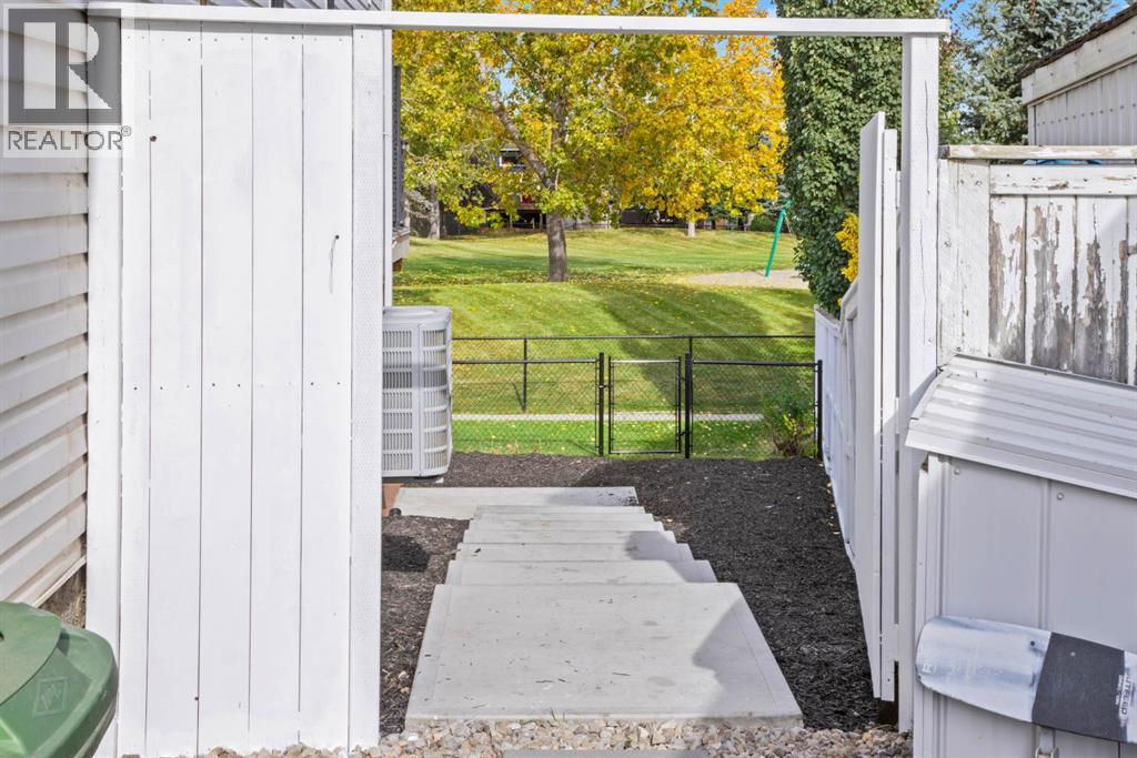 Single Family House for Sale in  Douglas Ridge Mews SE Douglasdale/Glen Calgary 