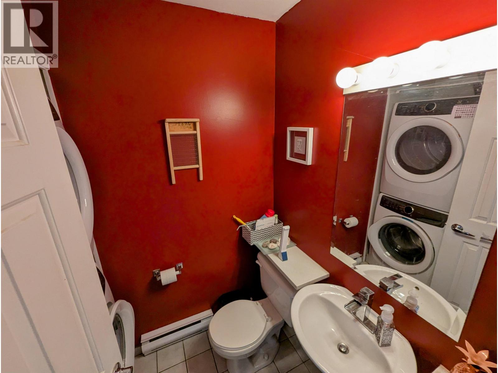 322 5780 TRAIL AVENUE, Sechelt