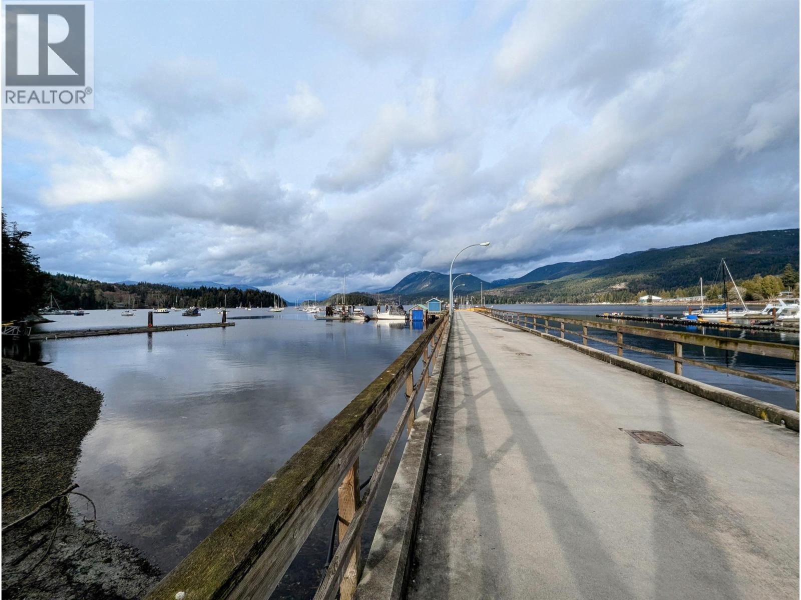 322 5780 TRAIL AVENUE, Sechelt