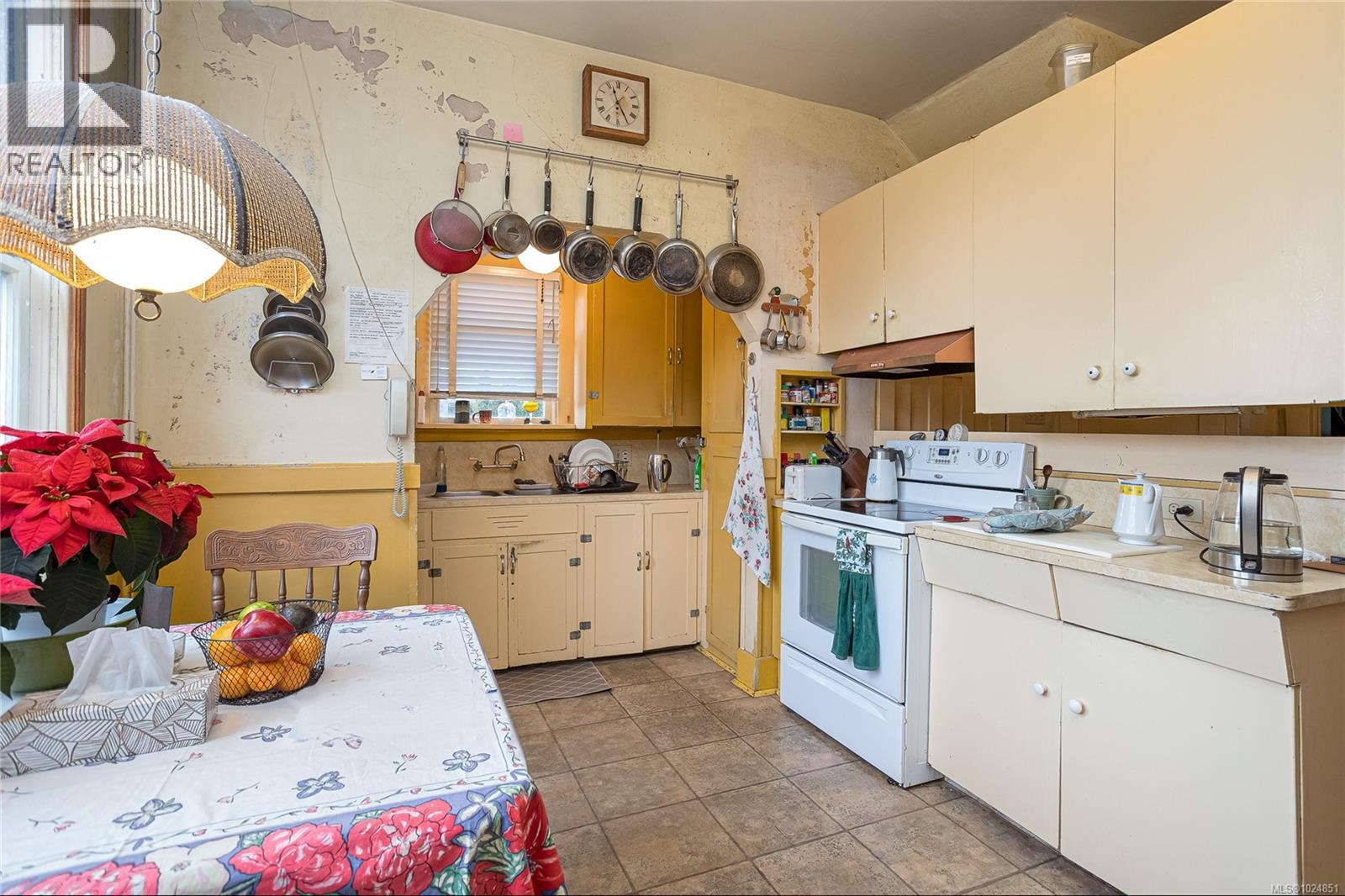  1935 Haultain Street, Saanich