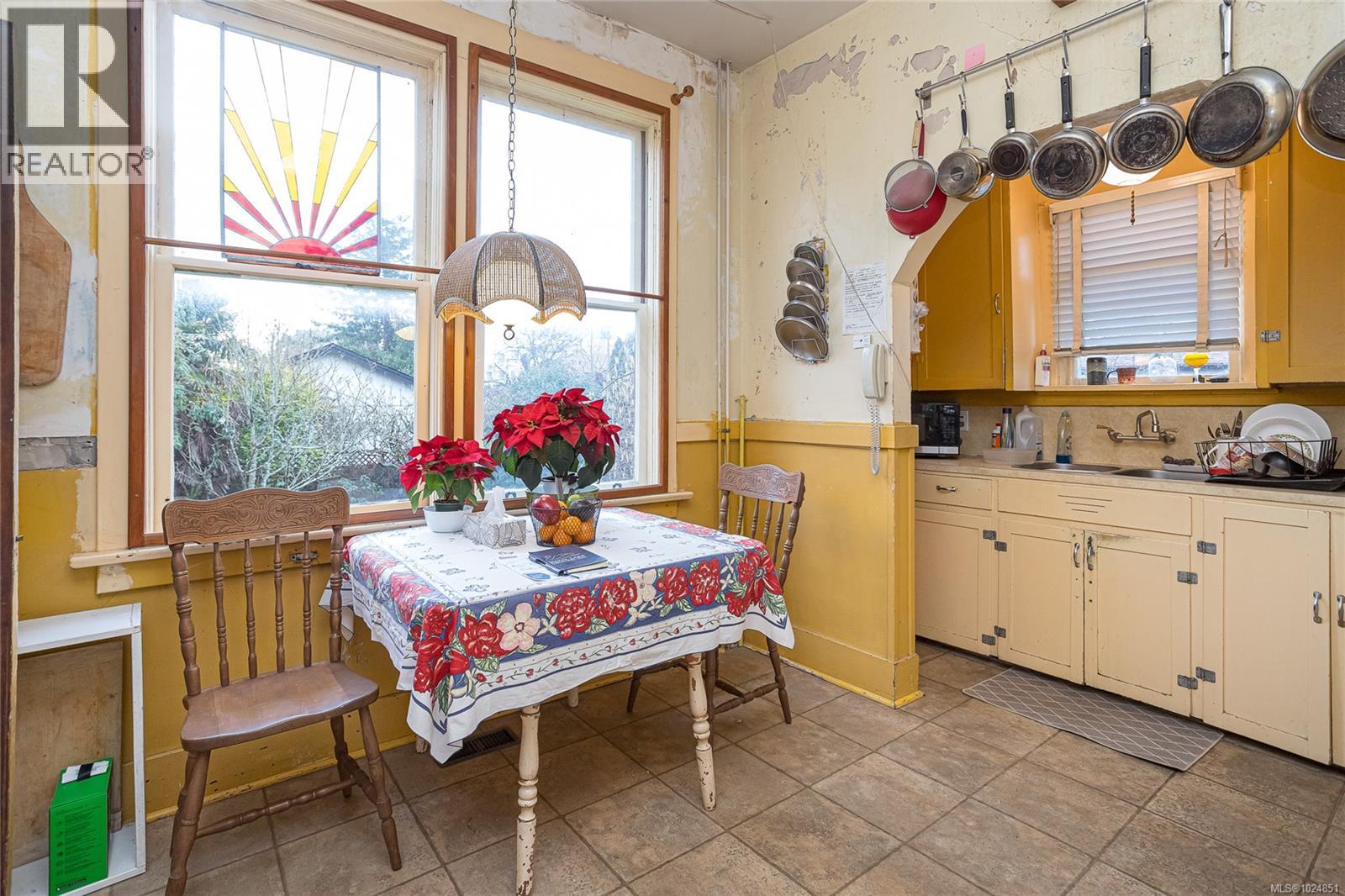  1935 Haultain Street, Saanich