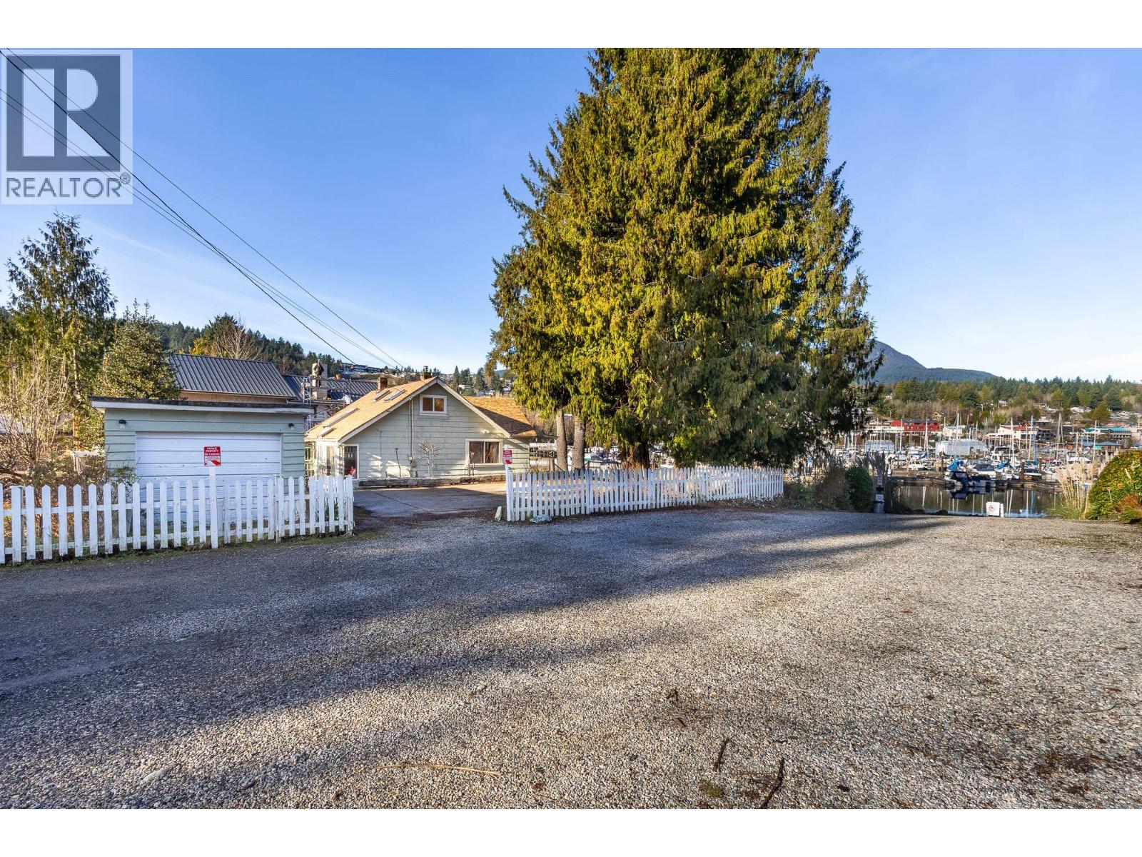 636 BAY ROAD, Gibsons