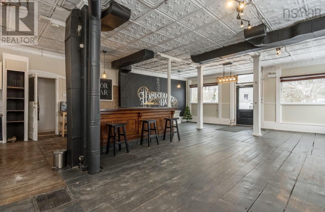 Property 33 of 48 of 10352 1 Highway