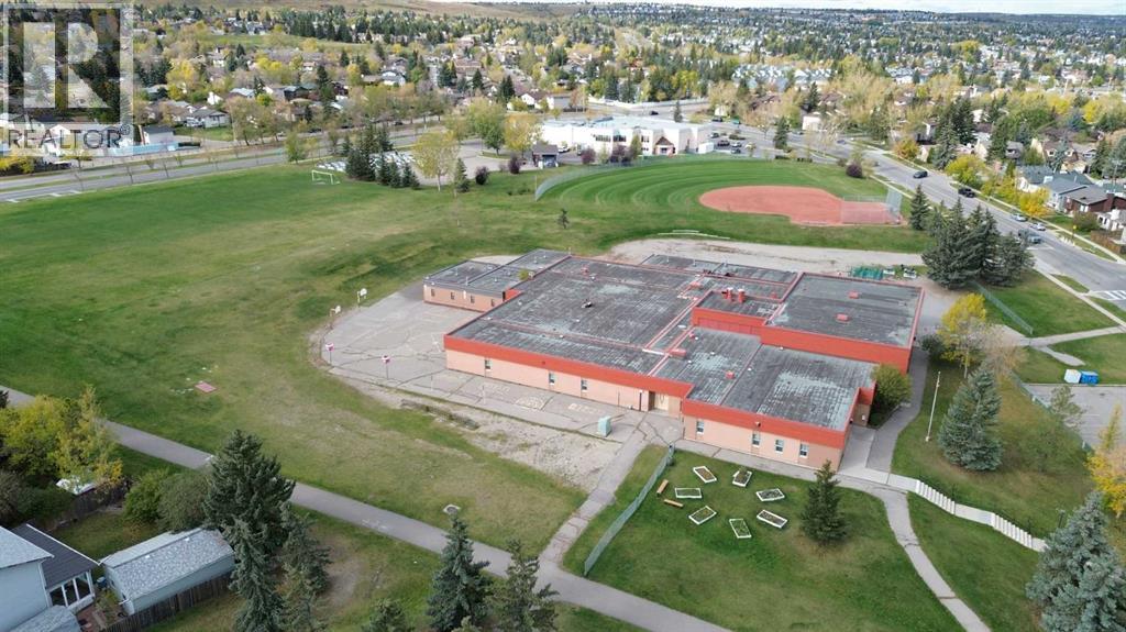 Single Family House Bi-level for Sale in  Bermuda Drive Beddington Heights Calgary 