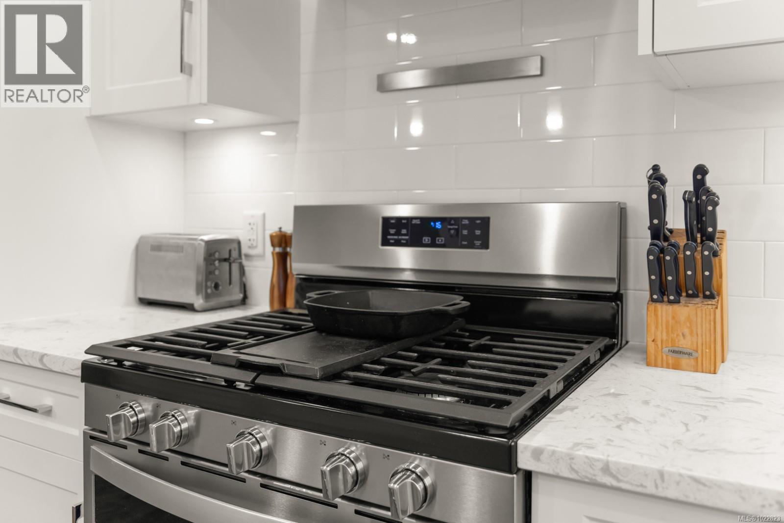 200 Caspian Dr, Colwood