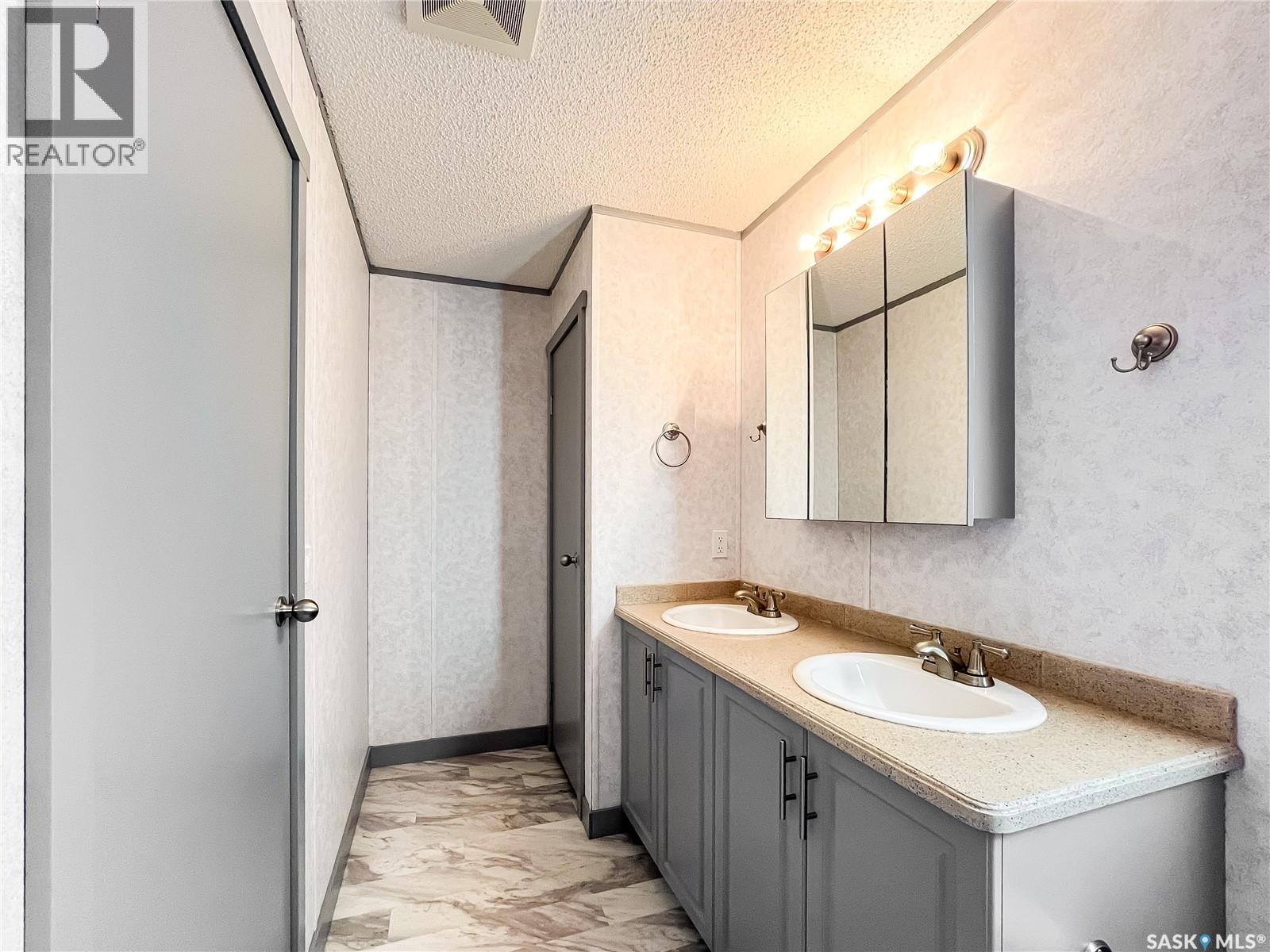 Single Family House Mobile Home for Sale in  Prairie Sun COURT Swift Current 