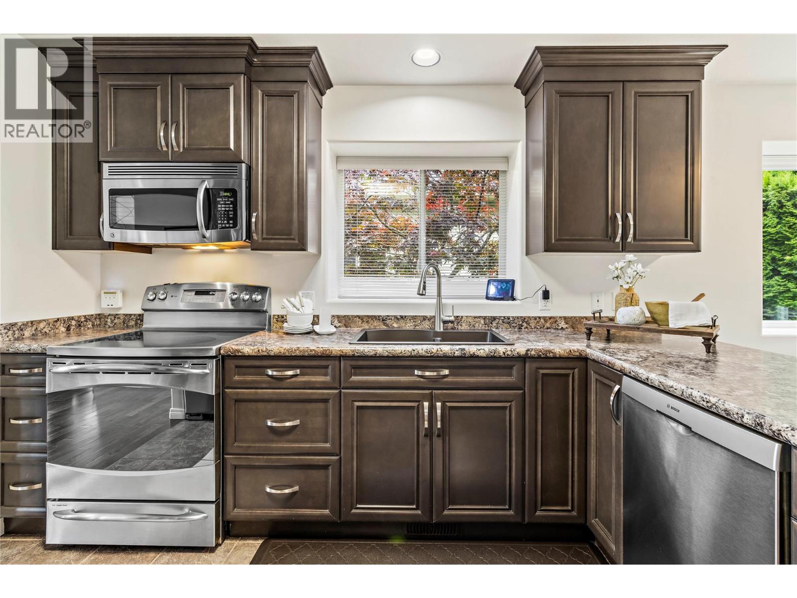 6 2592 Alpen Paradies Road, Blind Bay