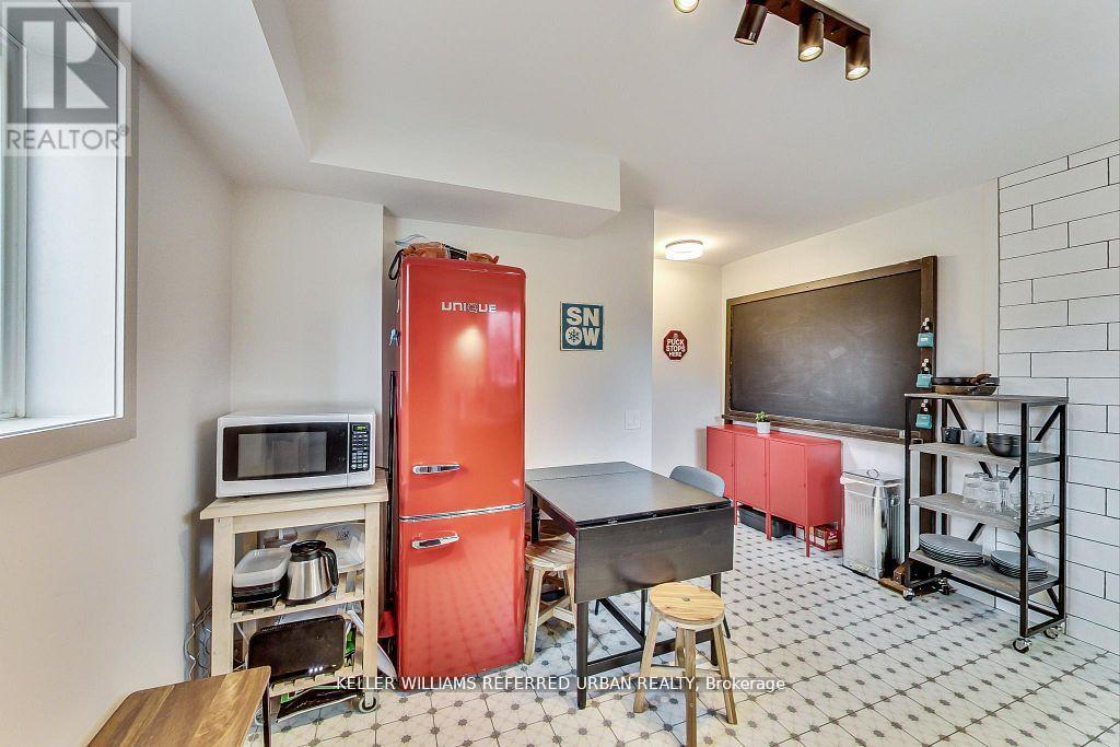 205 BATHURST STREET - 16