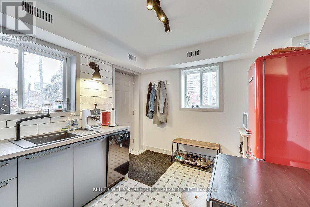 205 BATHURST STREET - 18