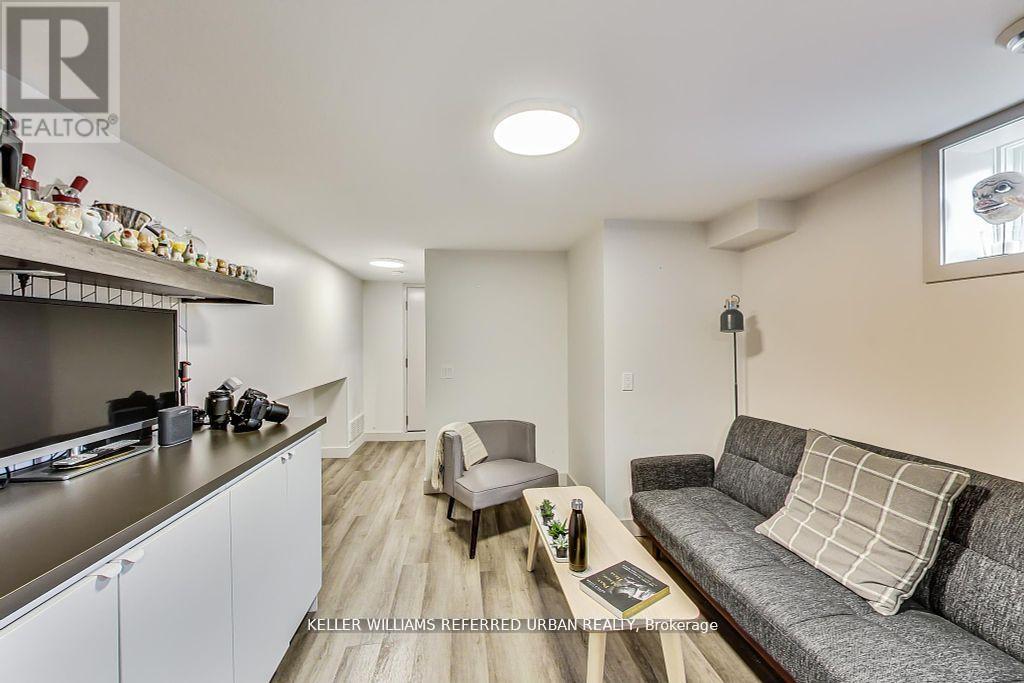 205 BATHURST STREET - 36