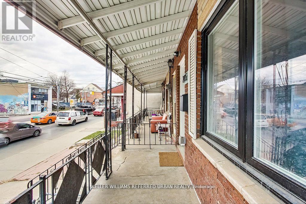 205 BATHURST STREET - 4
