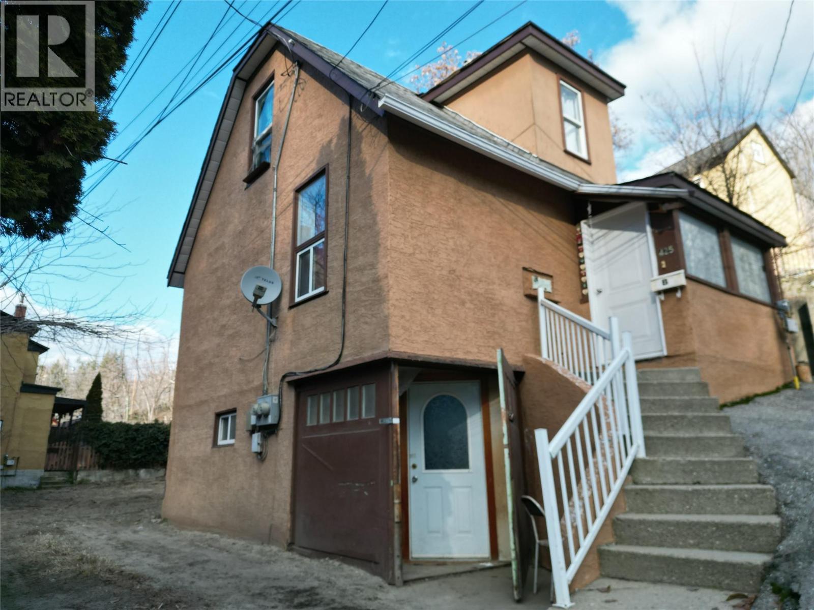 425, 415 Rossland Avenue - 1