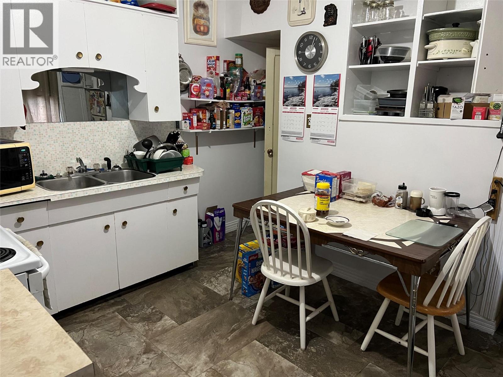 425, 415 Rossland Avenue - 10