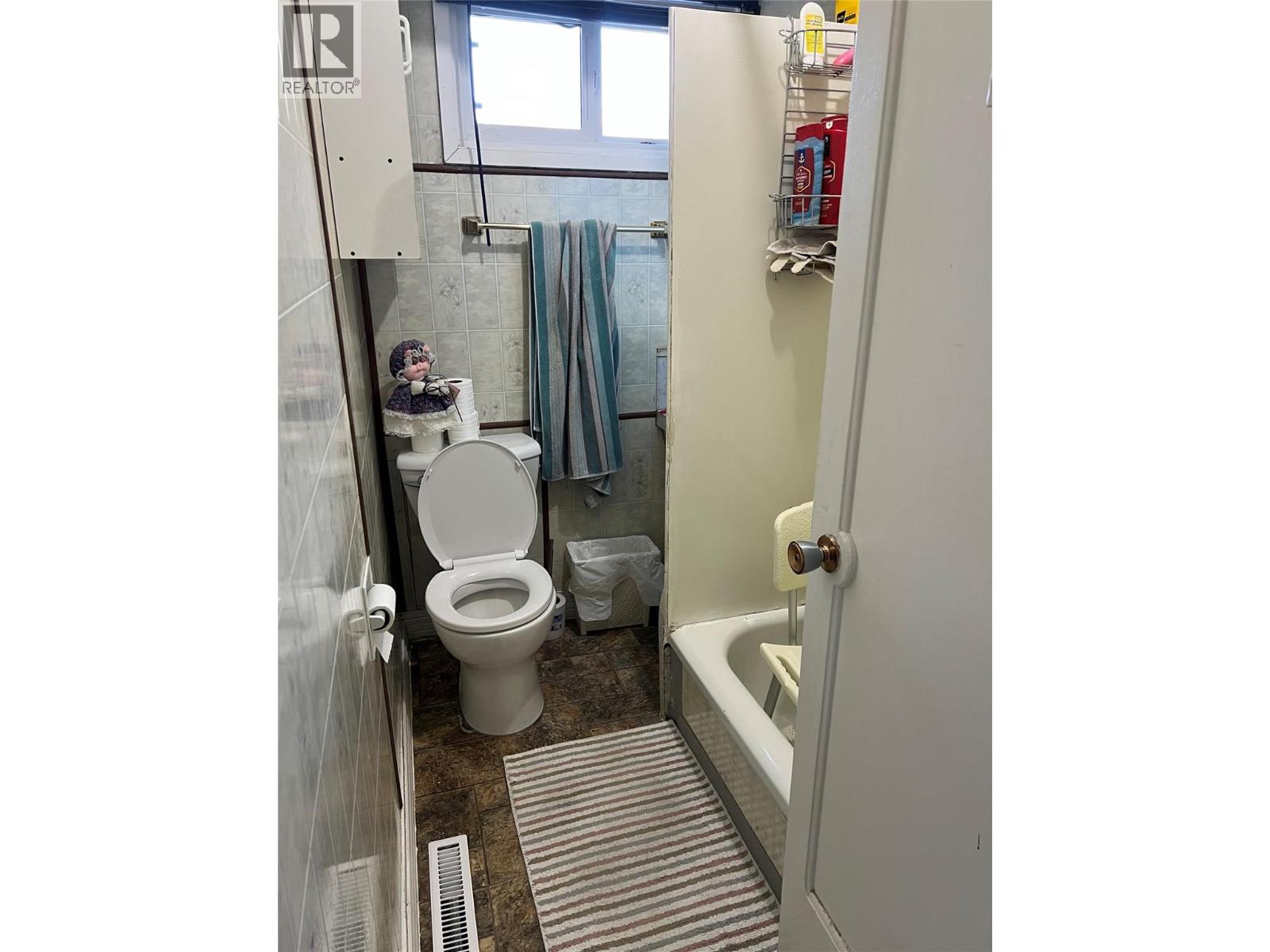425, 415 Rossland Avenue - 15