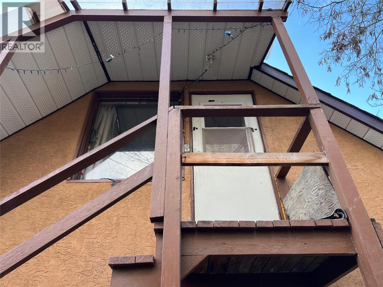 425, 415 Rossland Avenue - 17