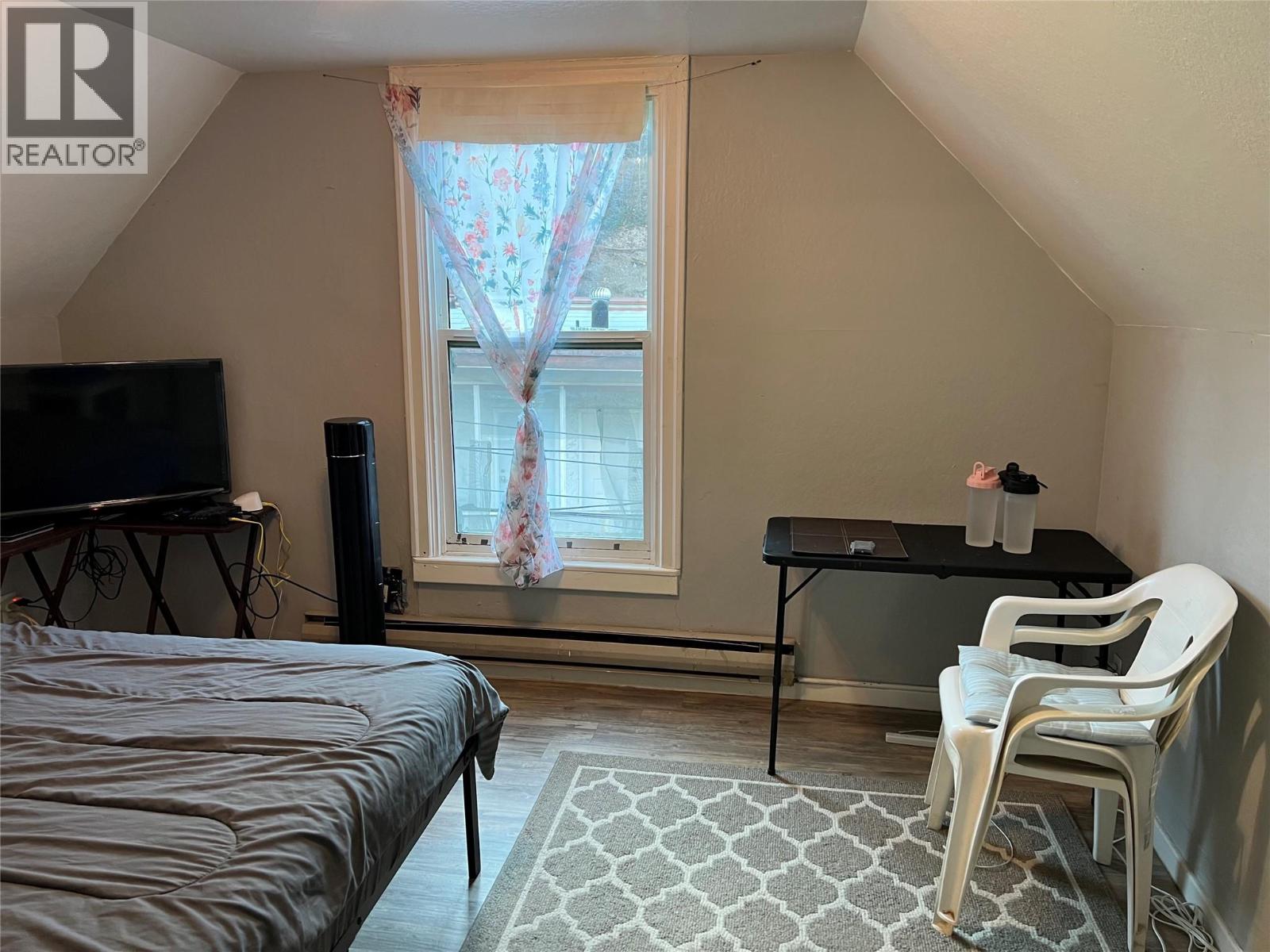 425, 415 Rossland Avenue - 21