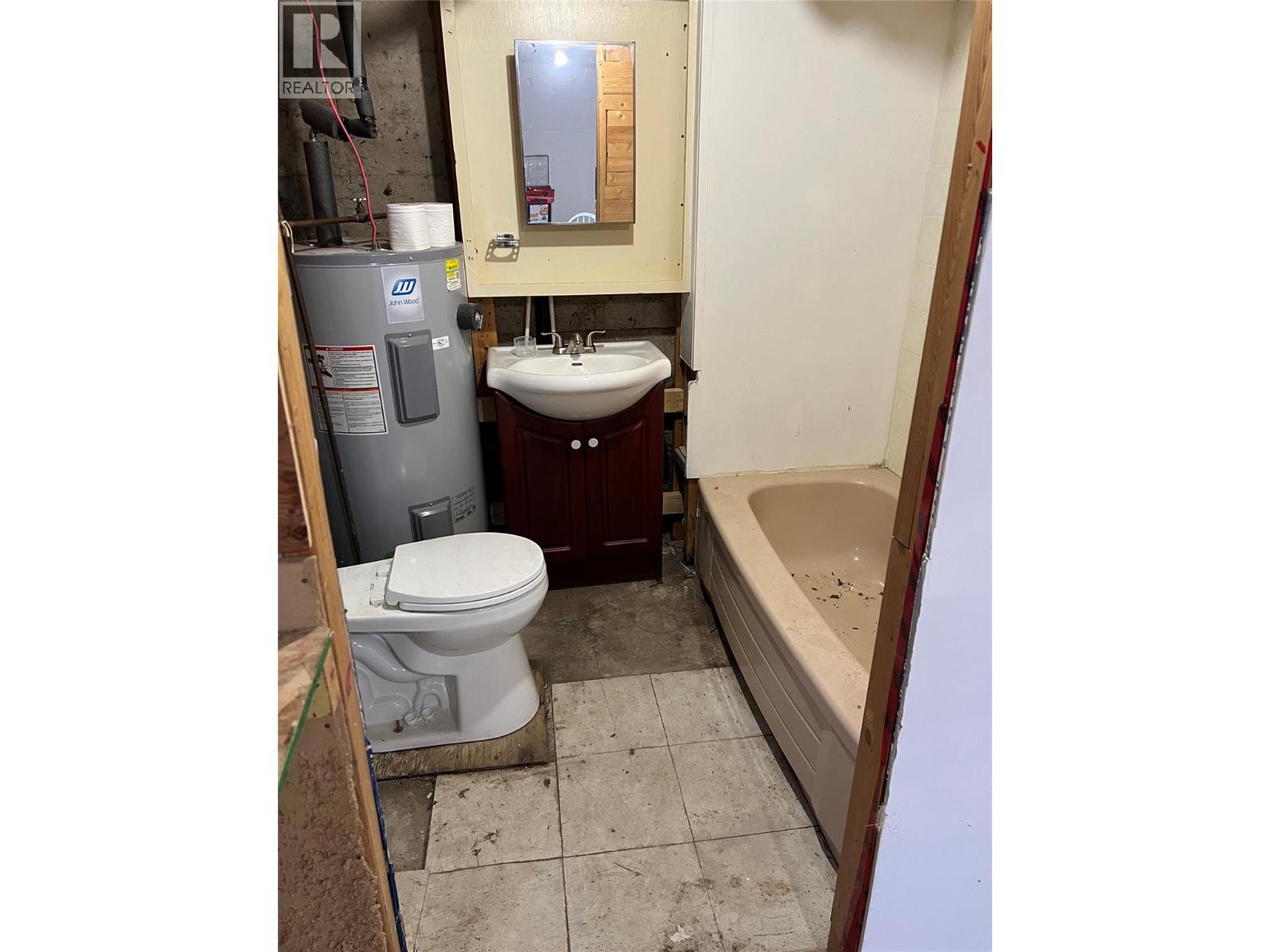 425, 415 Rossland Avenue, Trail