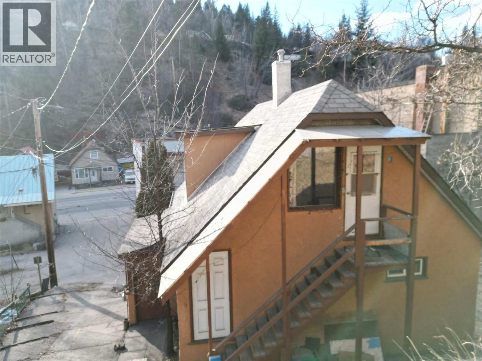 425, 415 Rossland Avenue - 3