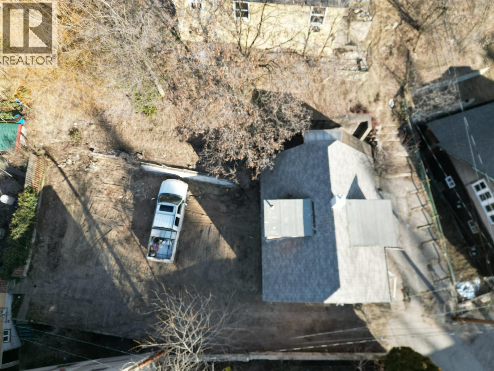 425, 415 Rossland Avenue - 35