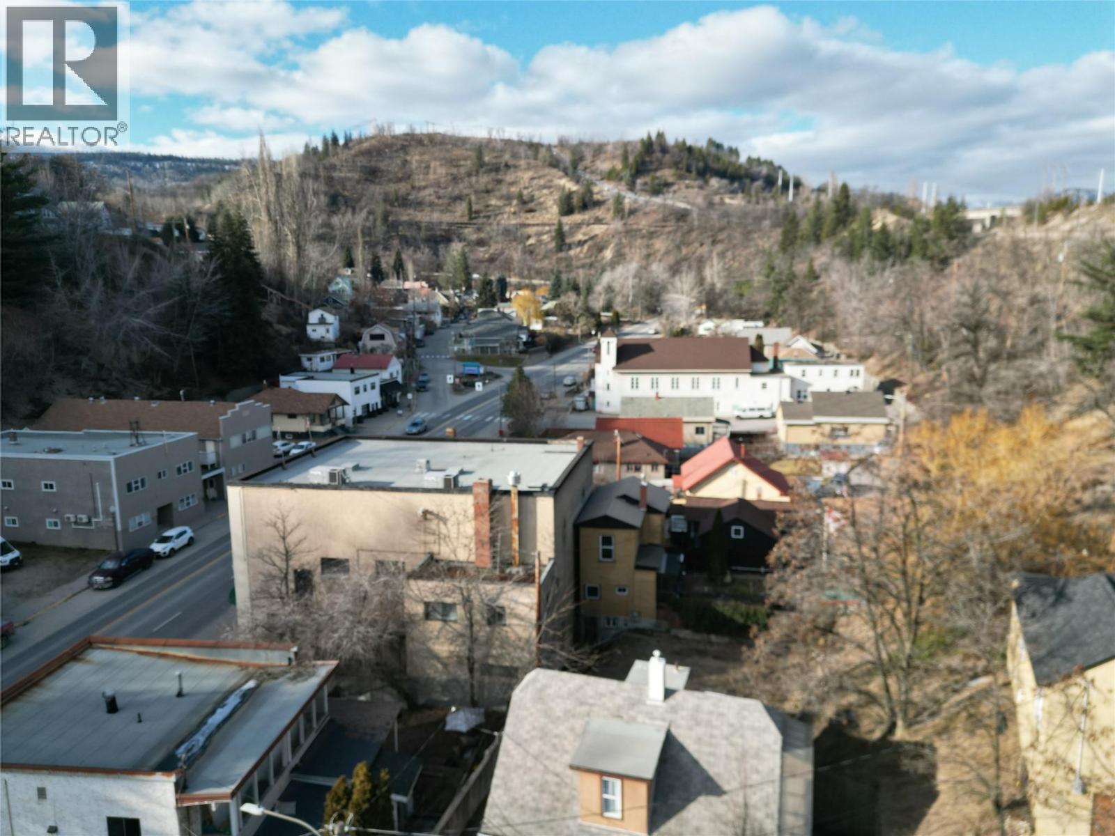 425, 415 Rossland Avenue - 36