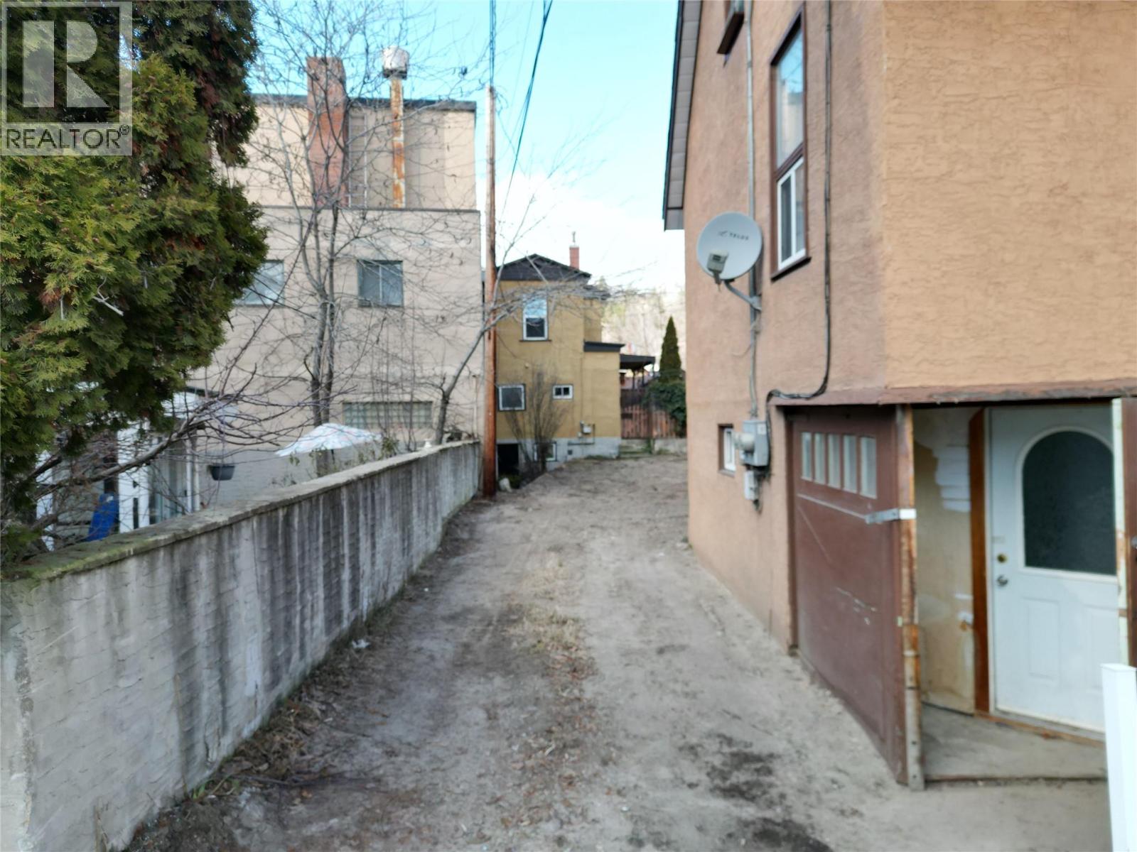 425, 415 Rossland Avenue - 4