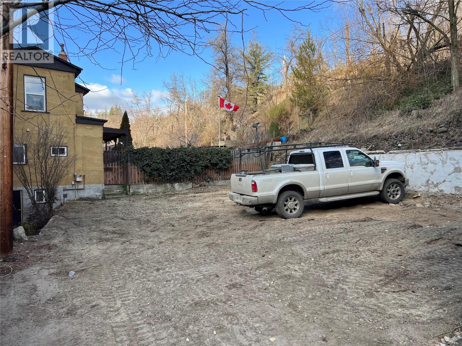 425, 415 Rossland Avenue - 5