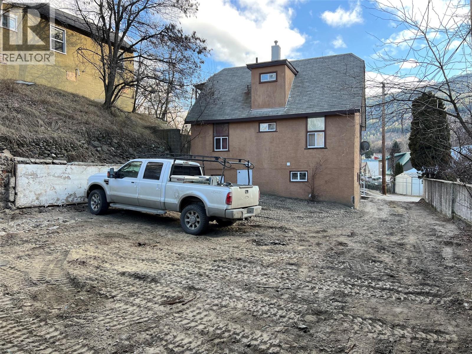 425, 415 Rossland Avenue, Trail