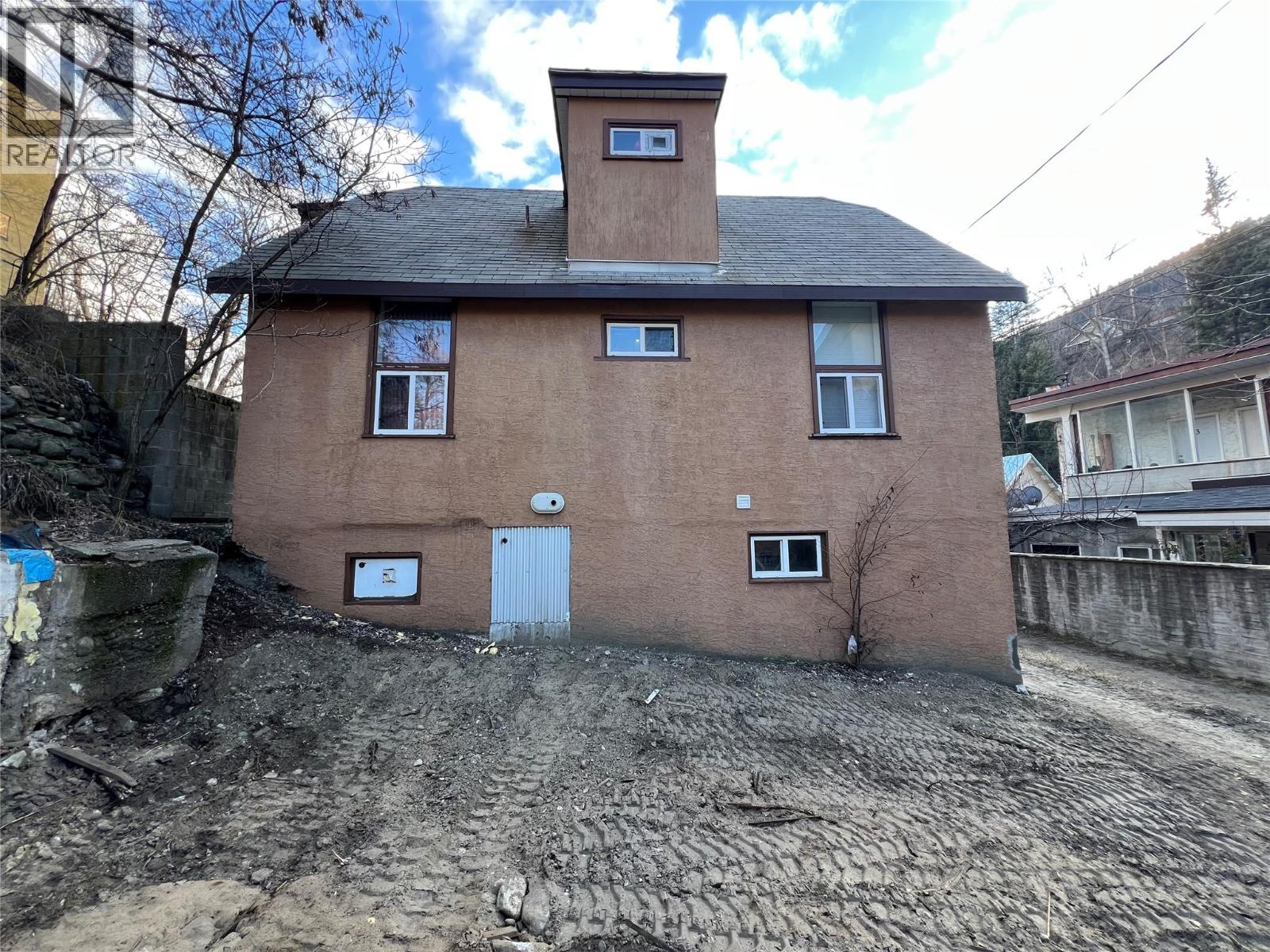425, 415 Rossland Avenue - 8