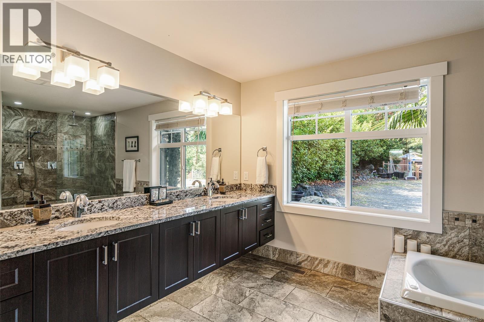 2466 Summerset Rd, Nanoose Bay