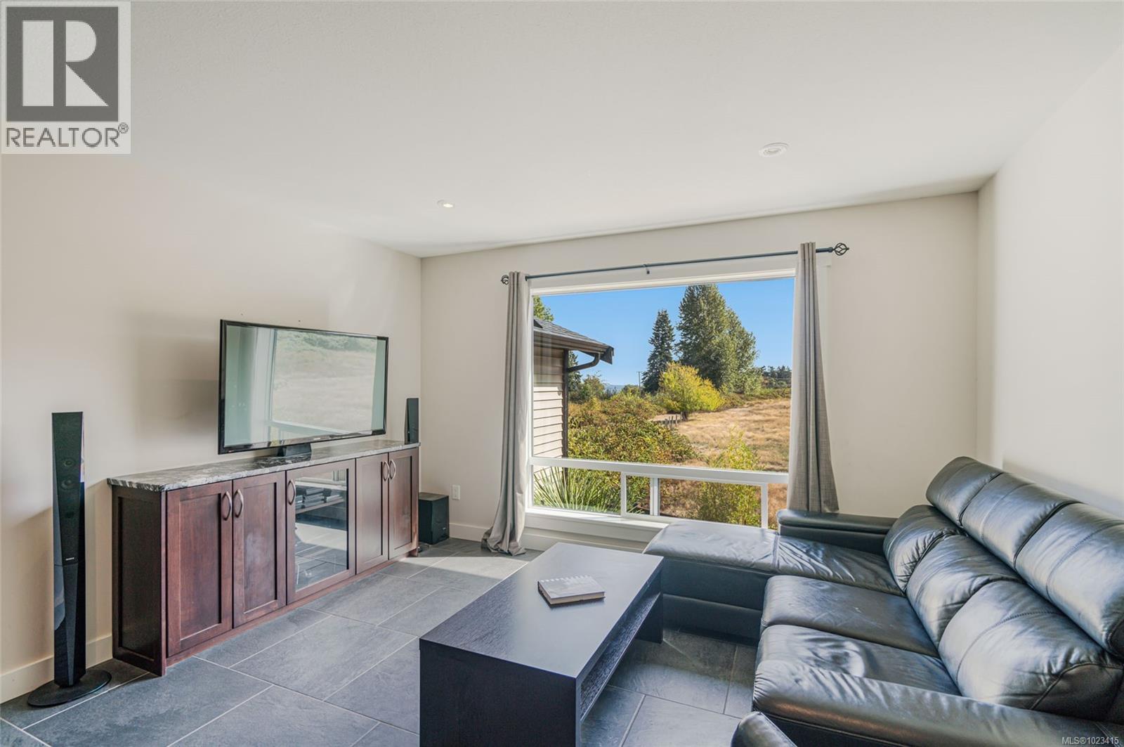 2466 Summerset Rd, Nanoose Bay