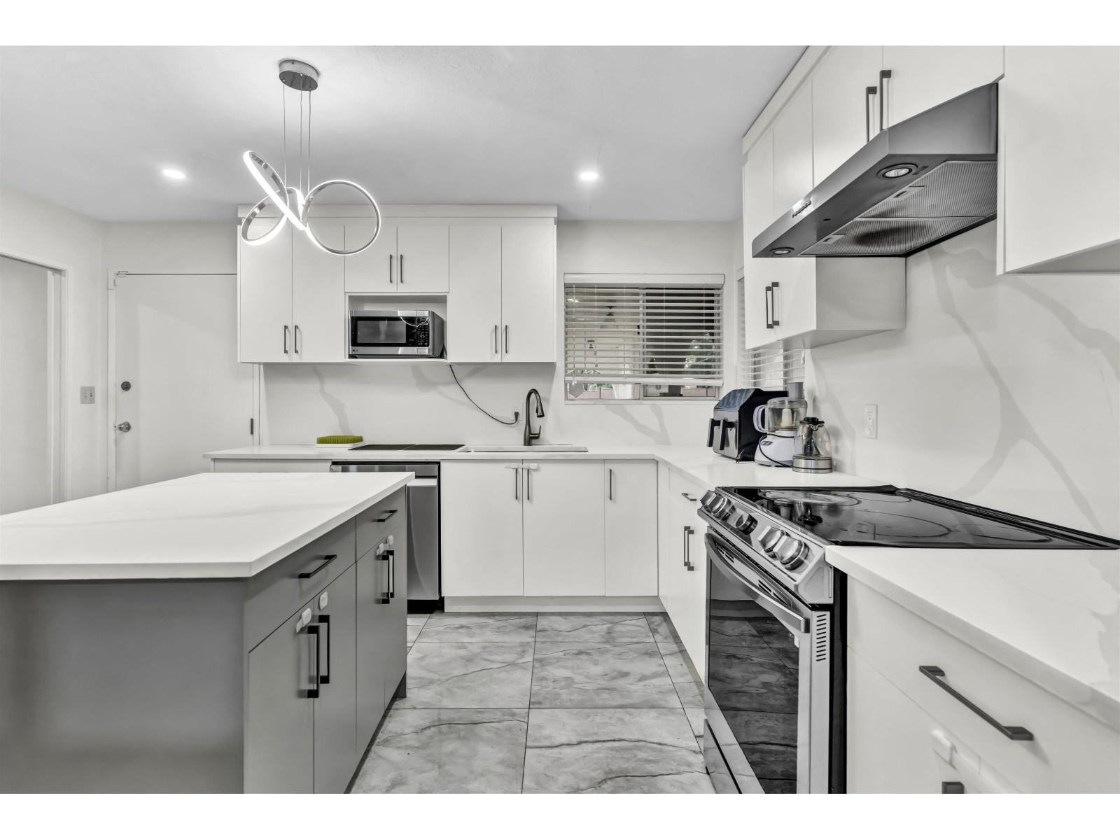 20225 40 Avenue - main photo