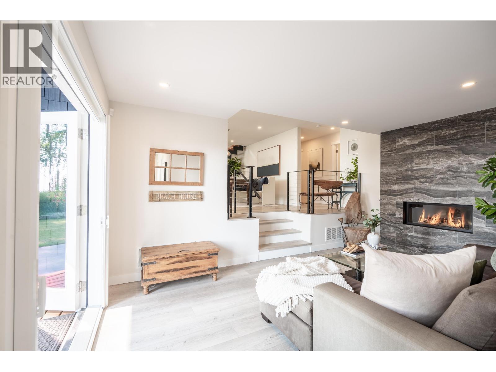 1590 OCEAN BEACH ESPLANADE, Gibsons