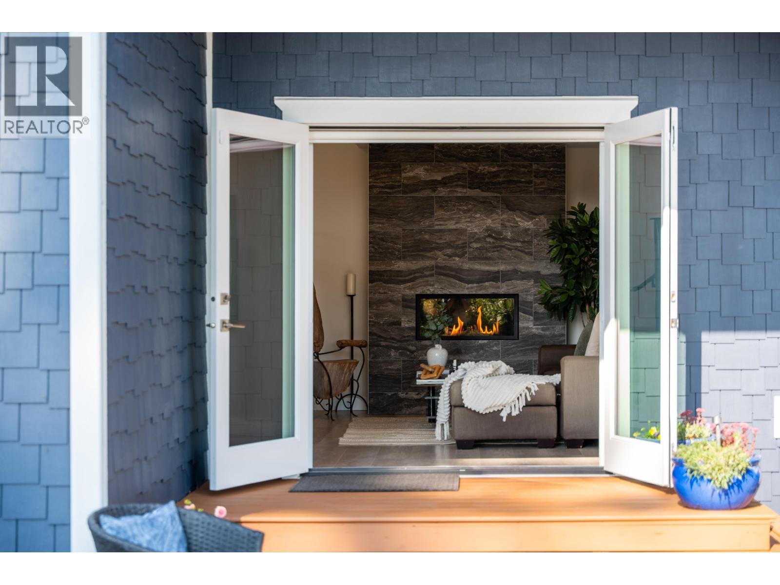 1590 OCEAN BEACH ESPLANADE, Gibsons